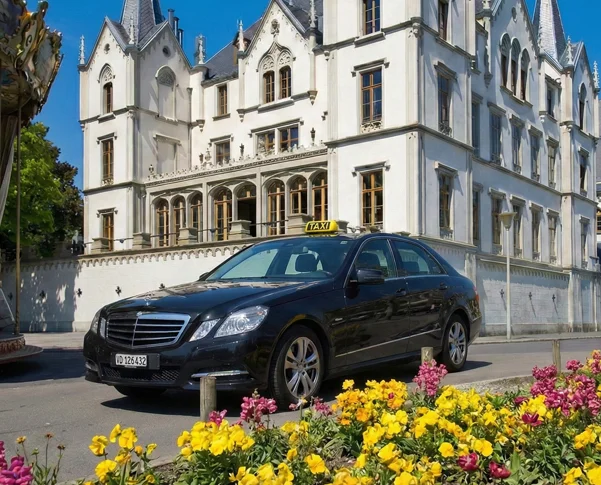 un taxi Chaplin & Oriental au bord du lac à Vevey