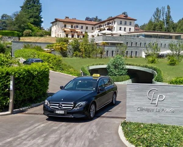 un taxi Chaplin & Oriental à la Clinique de la Prairie à Clarens