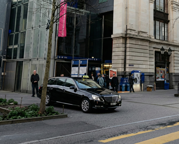 Un taxi Chaplin & Oriental devant la Gare de Montreux