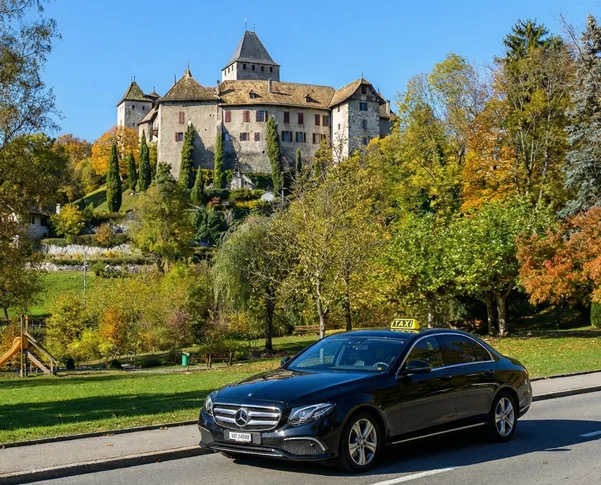 un taxi chaplin & oriental devant le Château de Blonay