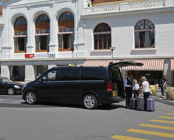 1 taxi van Chaplin & Oriental qui charge à la gare de vevey