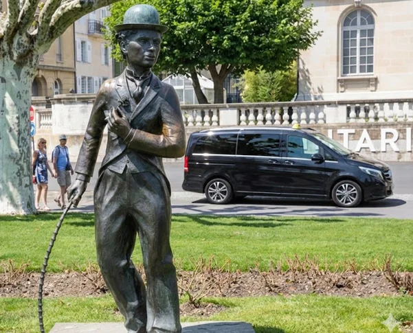 un taxi van Chaplin & Oriental à la statue Chaplin et Alimentarium