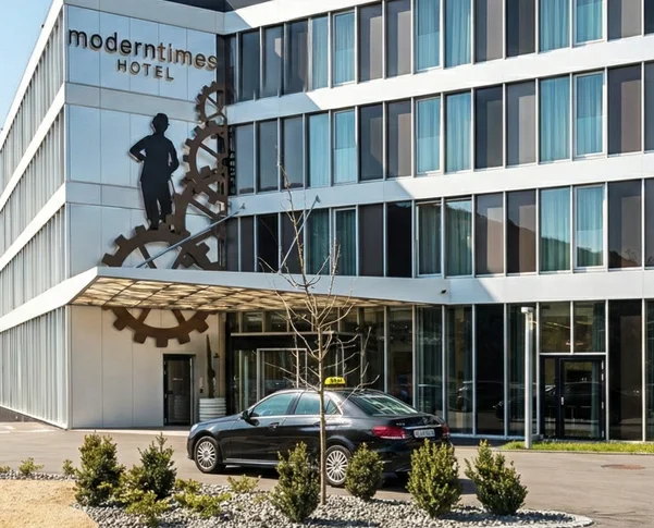 un taxi Chaplin Oriental devant l'hôtel Modern Times à Vevey